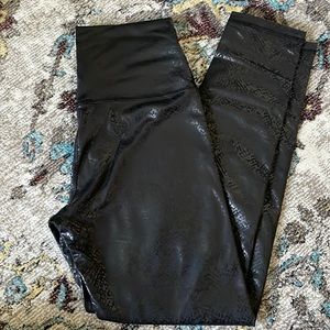 OFFLINE The Hugger High Waisted Crackle Legging